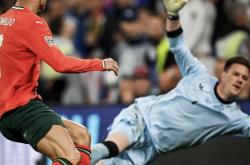 AYXapp下载-欧国联赛陷入白热化，球员拼搏不懈