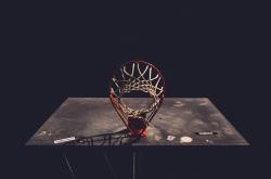 爱游戏官方入口-特奥闪耀破局，瑞典铁壁终结拜仁霸权—一场定义现代足球的战术革命