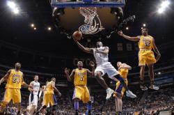 爱游戏体育-赛道上的孤勇者，拉塞尔扛起全队，红牛二队鏖战索伯的战术博弈