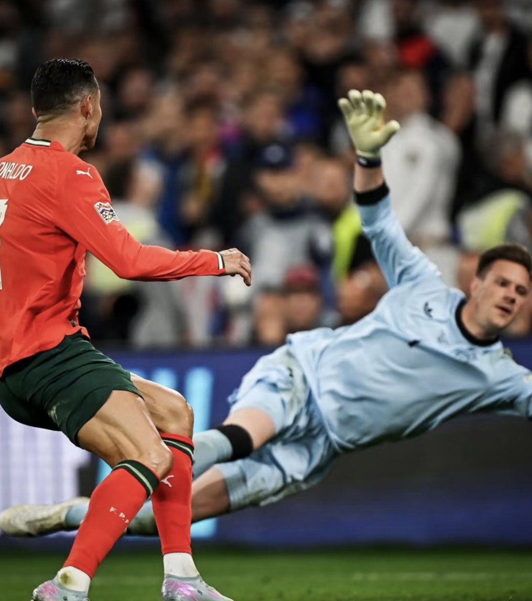 欧国联赛陷入白热化,球员拼搏不懈 欧国联赛陷入白热化,球员拼搏不懈