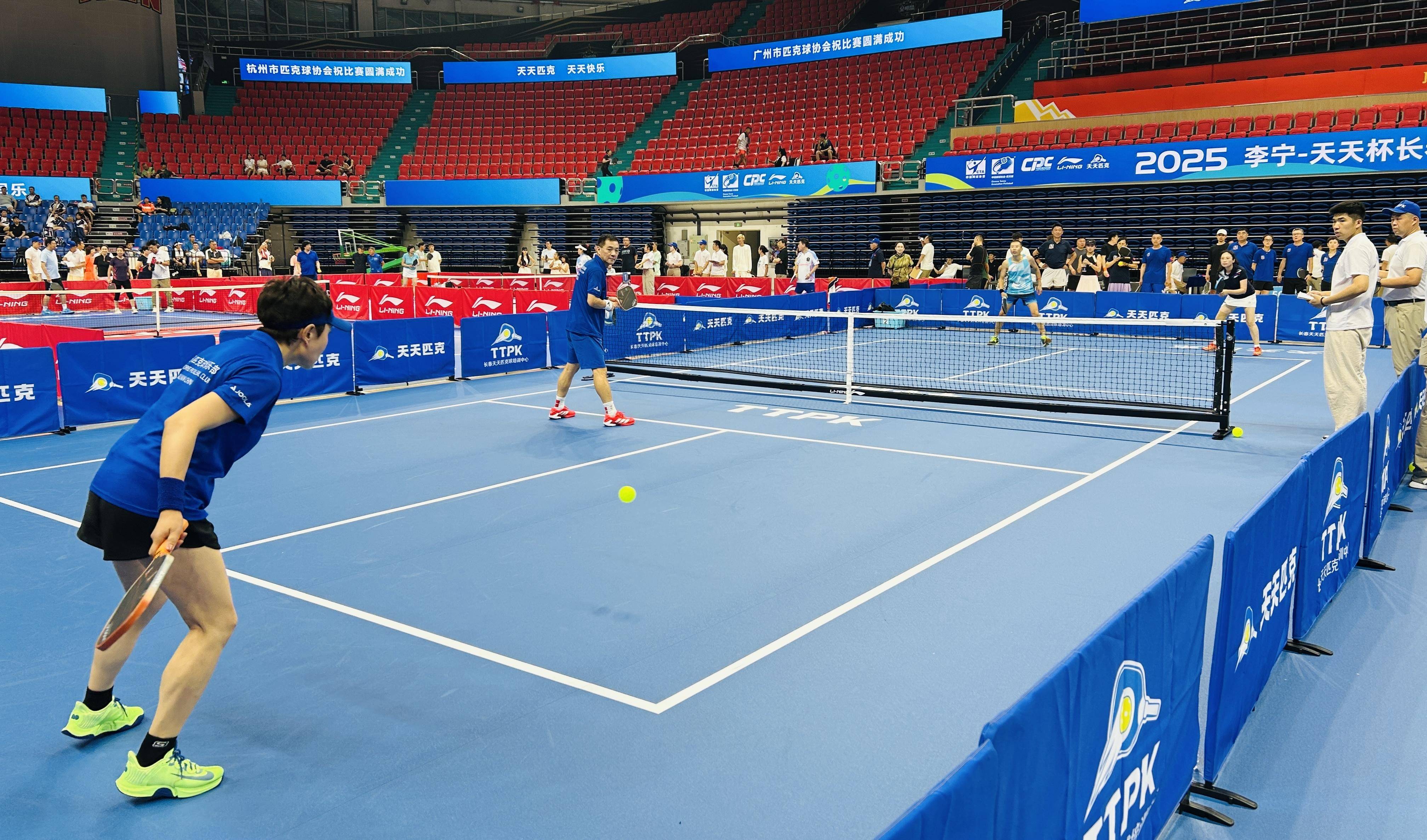 比赛中出现了激烈的角逐和对抗