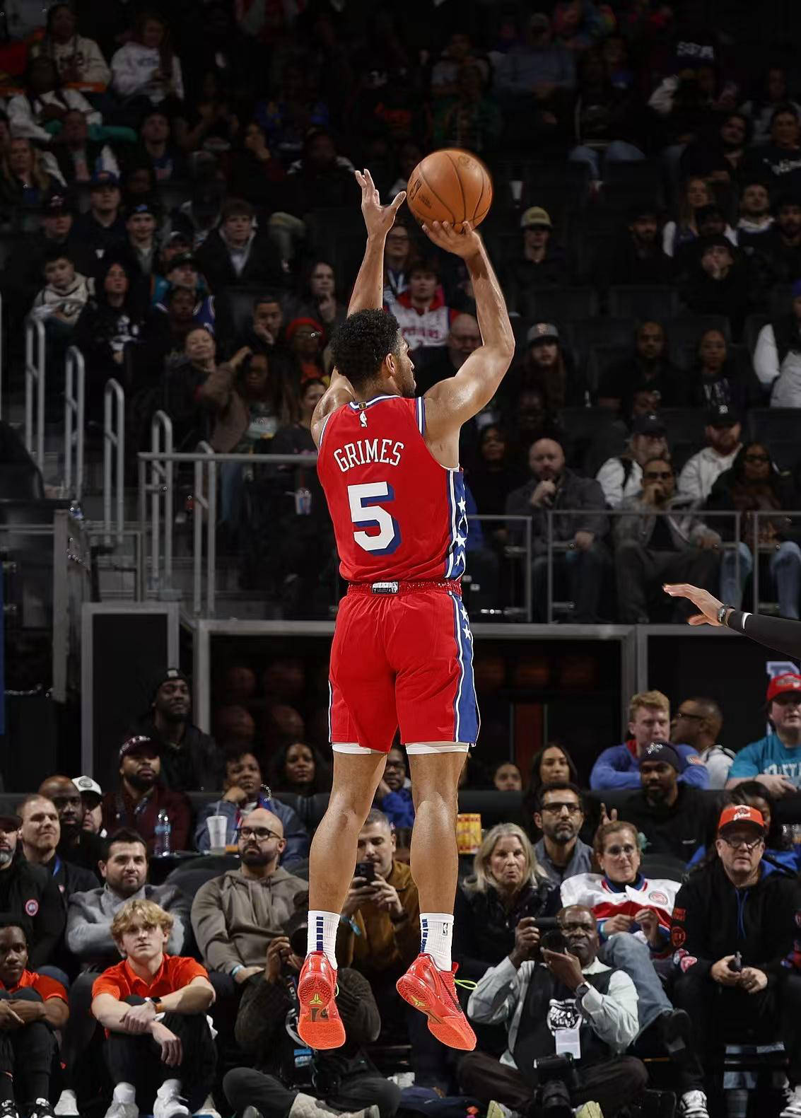 人客场力克活塞，恩比德砍下分