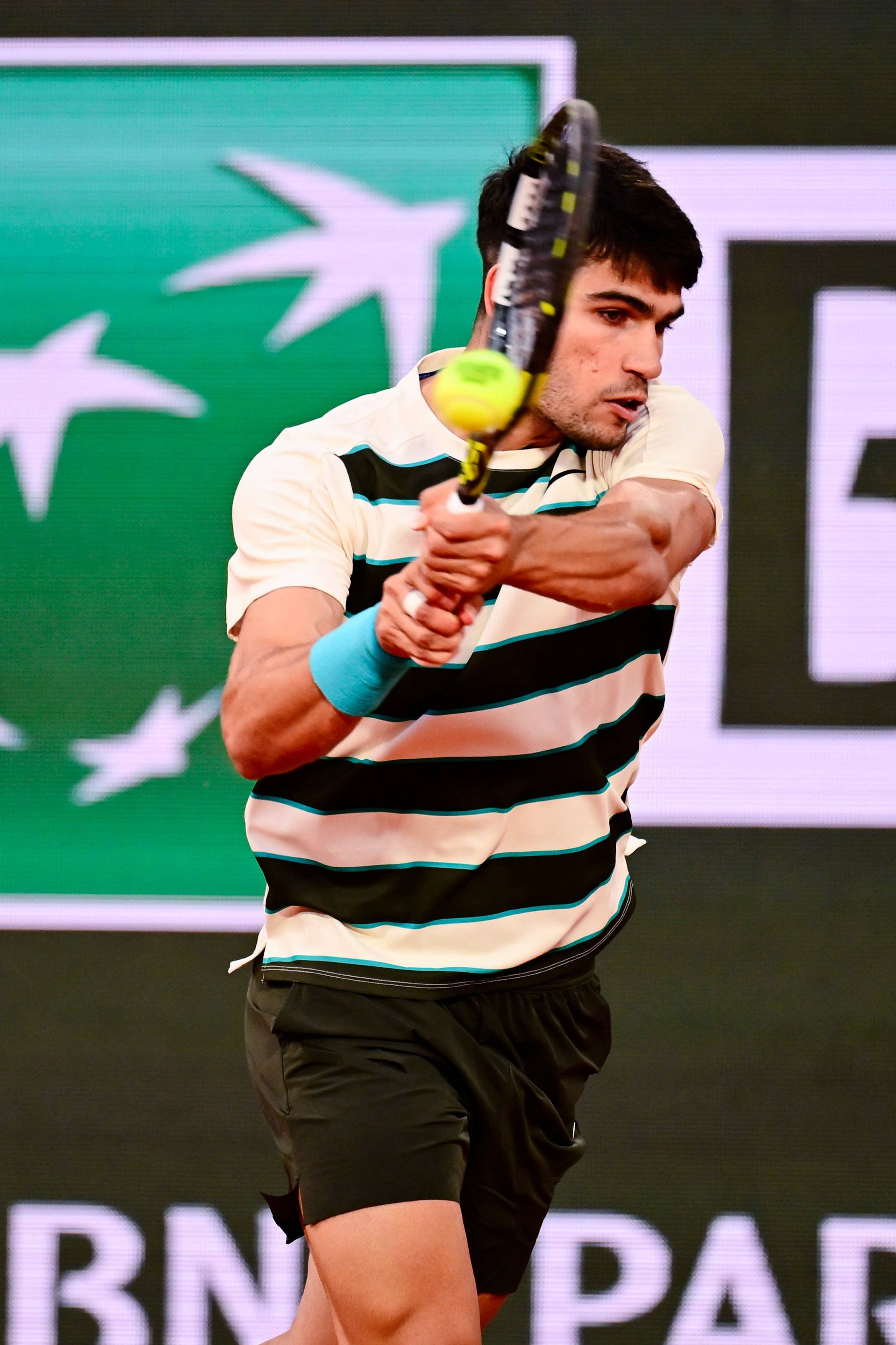 包含意大利网球队横扫英国网球队，阿尔卡拉斯完成帽子戏法的词条