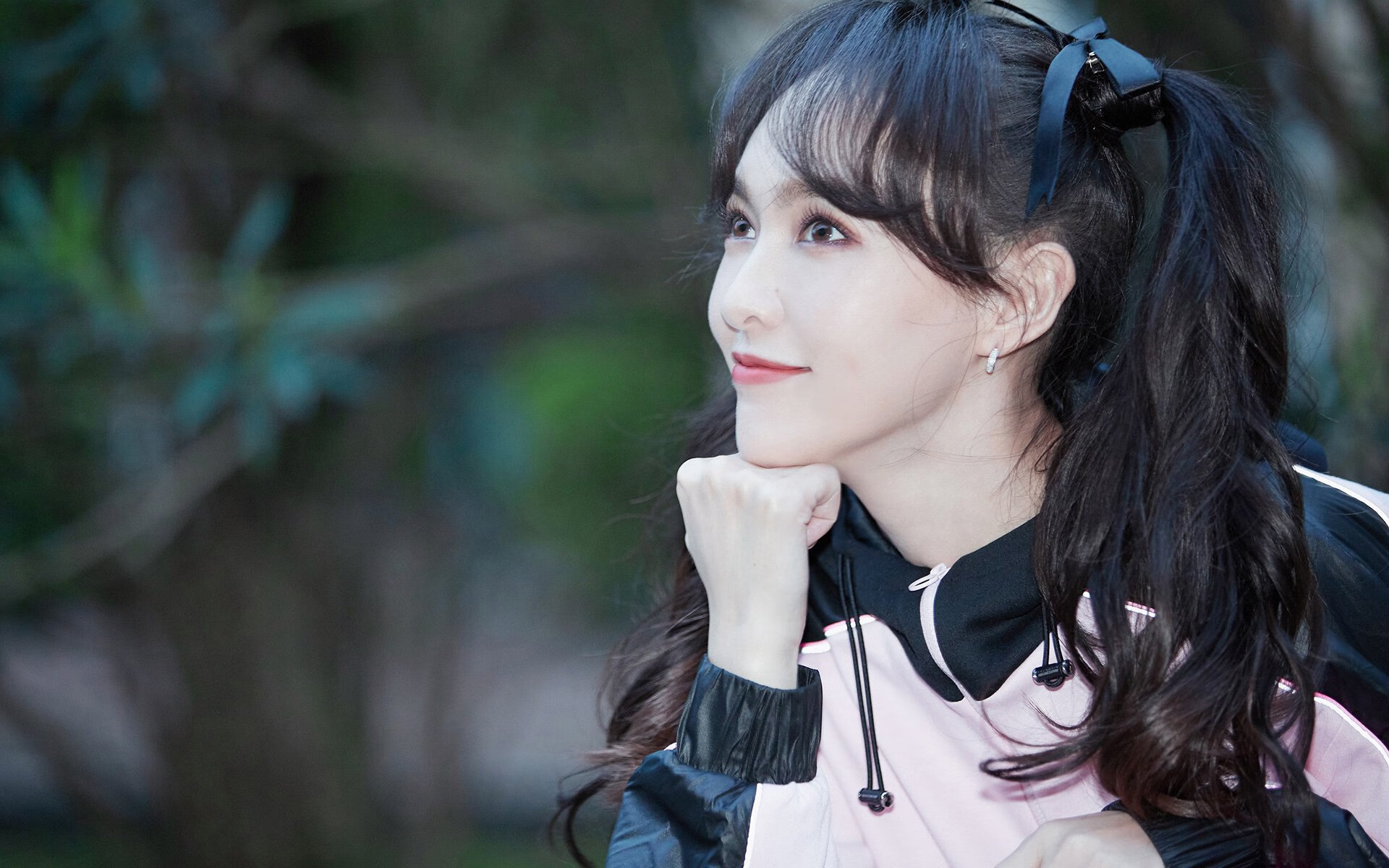 东决关键战焦点战,中国强压曼联,体育世界的奇妙交汇