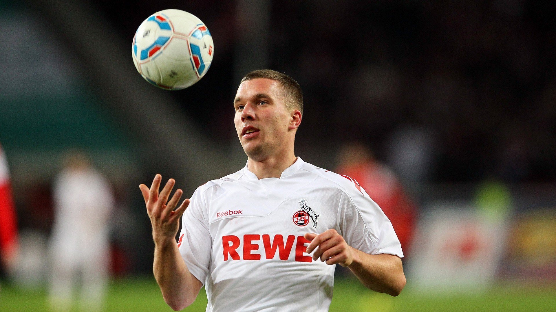 新王登基!波兰队碾压德国创历史,奥恰洛夫刷新纪录书写传奇